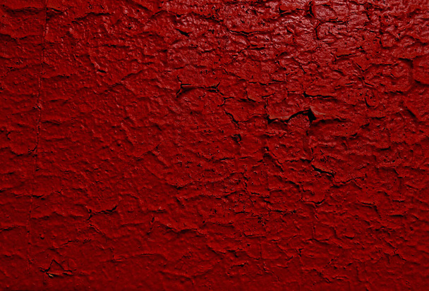 Rote rissige Farbe Hintergrund. Painted Red Peeling Textur Hintergrund. Rissige Fassade. Kunst grob stilisierte Textur Banner, Kopierraum. Abstrakter Grunge dekorativer dunkelroter Wandhintergrund. Farbe abblättern - Foto, Bild