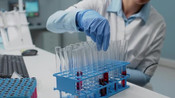 Portrait d'un scientifique de laboratoire analysant le sang d'une éprouvette - Séquence, vidéo