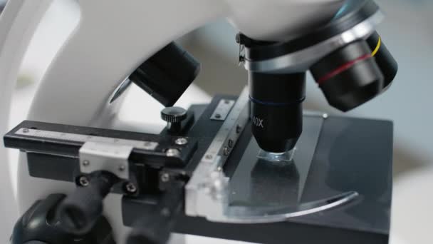 Fechar a bandeja de microscópio de laboratório de ciência para amostra - Filmagem, Vídeo