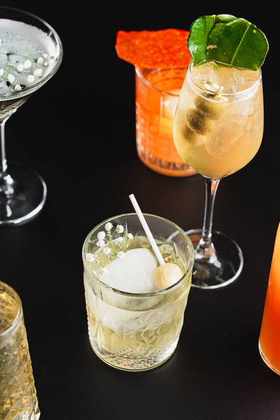 summer alcoholic cocktails. bar card. bar. - 写真・画像