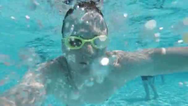 Az ember víz alatt úszik a medencében - Felvétel, videó