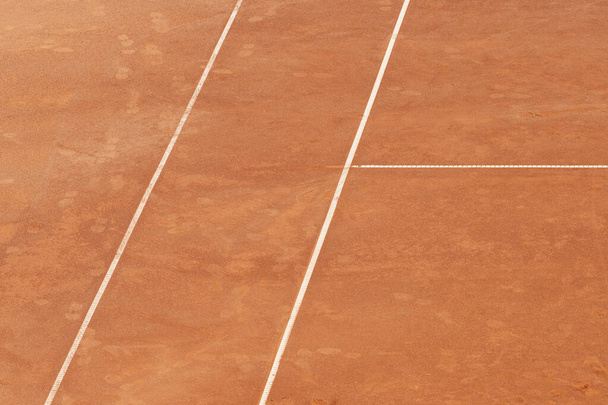 Порожній глиняний тенісний корт і сітка. Професійна спортивна концепція. Горизонтальний спортивний плакат, листівки, заголовки, веб-сайт
 - Фото, зображення