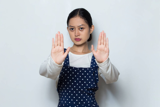 aziatische vrouw met stop gebaar met haar hand - Foto, afbeelding