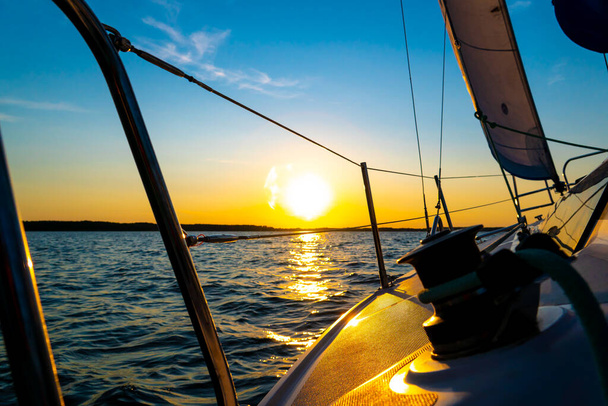 romantische cruise aan boord van zeilboot, luxe jacht, prachtige zeegezicht achtergrond - Foto, afbeelding
