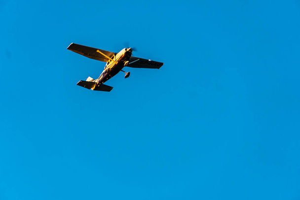 Kleines Flugzeug auf Gleitflug - Foto, Bild