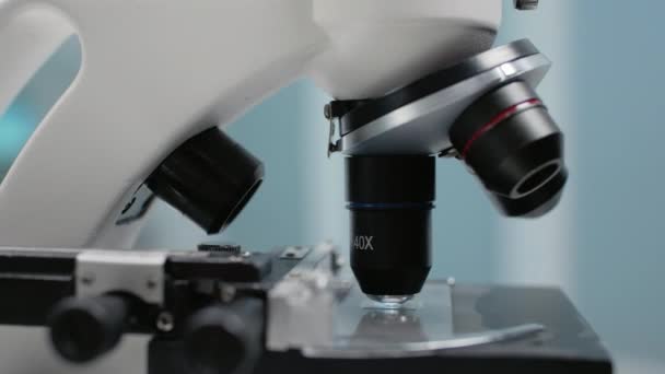 Primer plano de la bandeja de vidrio de muestra microscópica en laboratorio - Metraje, vídeo