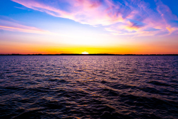 Fényes gyönyörű napkelte vagy naplemente a tengeren. - Fotó, kép