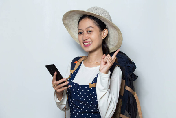 Asiático mulher turista falando no smartphone isolado no fundo branco - Foto, Imagem