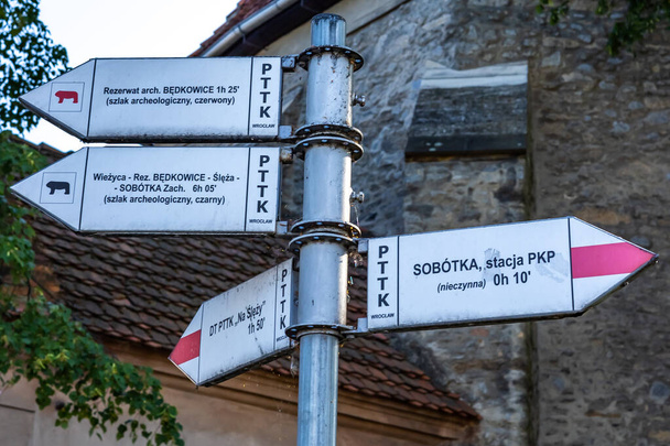Інформаційні знаки туристичного маршруту перед церквою в Соботці (поланд).. - Фото, зображення