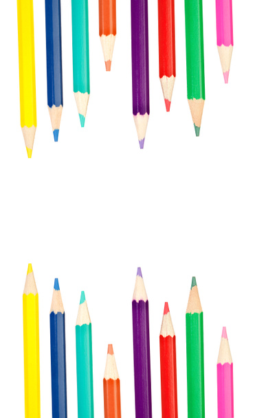 Кольоровий рядок олівців ізольований на білому тлі
. - Фото, зображення