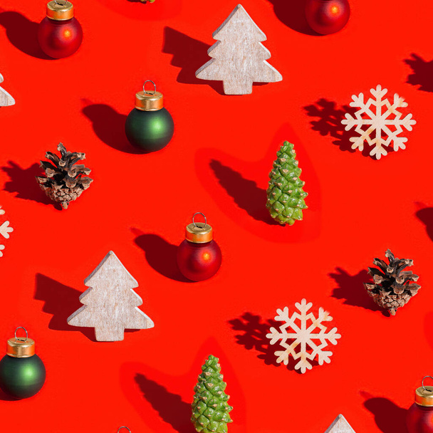 Diseño navideño con decoraciones naturales, copo de nieve de madera y árbol de Navidad, cono de pino sobre fondo rojo. Navidad y Año Nuevo Símbolos de vacaciones, diseño orgánico con elementos de la naturaleza. - Foto, Imagen