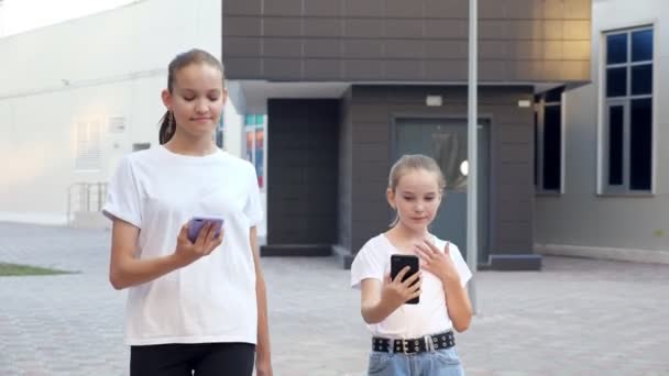 Adicta a los teléfonos inteligentes jóvenes adolescentes miran en gadgets - Metraje, vídeo