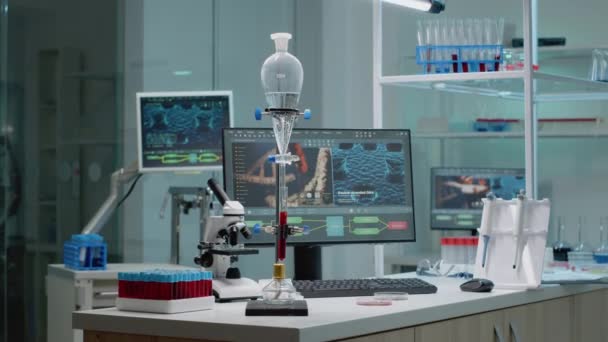 Laboratório de microbiologia cheio de equipamentos de pesquisa química - Filmagem, Vídeo