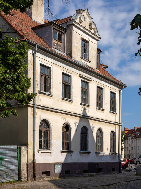 WROCLAW, POLAND - July 5, 2021:An old tenement house with mansard roof, Karlowice district.  - Zdjęcie, obraz