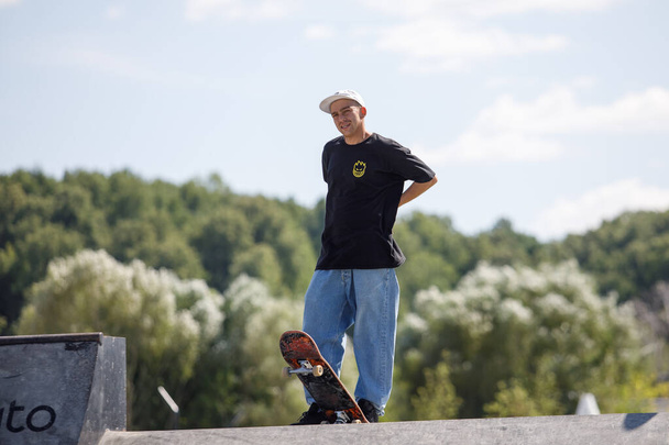 Skateboarder jumping in a bowl of a skate park - Zdjęcie, obraz