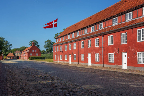 Edifícios da fortaleza de Kastellet (A Cidadela) com a bandeira da Dinamarca Copenhaga, Dinamarca - Foto, Imagem