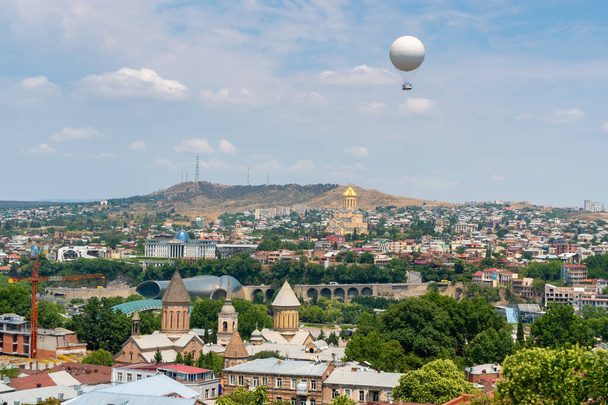 Όμορφη θέα της Τιφλίδας, πρωτεύουσας της Γεωργίας. Αστικό τοπίο - Φωτογραφία, εικόνα