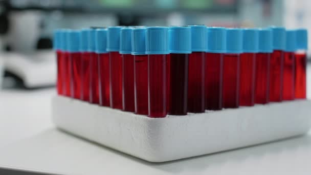 Az orvosi tálcán lévő üres tartályokban lévő vérminták közelítése - Felvétel, videó