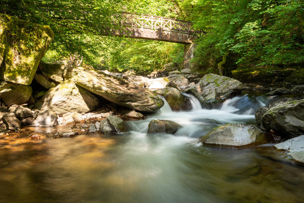 Longue exposition d'une cascade sur la rivière Lyn Est à Watersmeet dans le parc national Exmoor - Photo, image