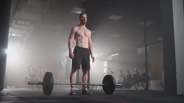 Athletic Beautiful man Does Overhead Deadlift με ένα Barbell στο γυμναστήριο. Πανέμορφες ανδρικές ασκήσεις ανύψωσης βάρους Bodybuilder Workout στην αυθεντική εγκατάσταση κατάρτισης Fit - Πλάνα, βίντεο