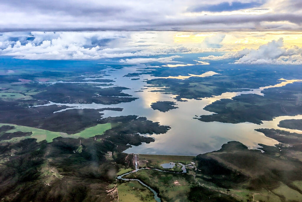 Luftaufnahme eines Staudamms im Landesinneren Brasiliens. - Foto, Bild