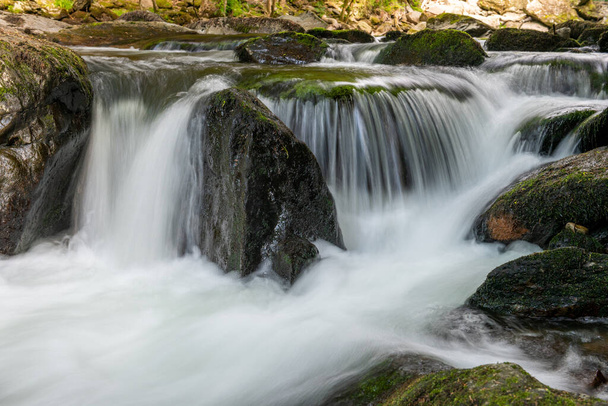 Longue exposition d'une cascade sur la rivière Lyn Est à Watersmeet dans le parc national Exmoor - Photo, image