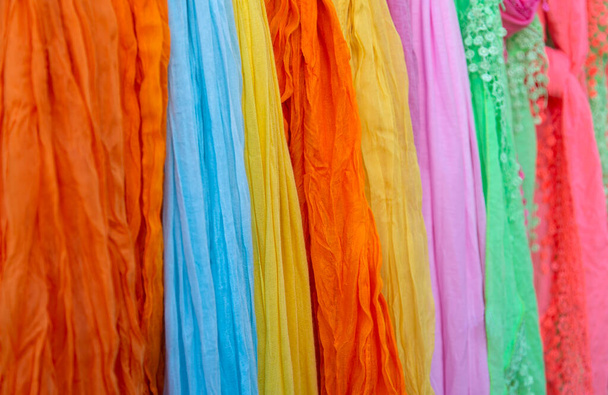 Achtergrond van vele kleurrijke pashmina sjaals opknoping  - Foto, afbeelding