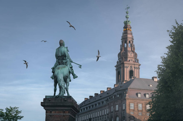 Статуя Абсалона на площади Ходжбро с дворцом Кристиансборг на заднем плане - Коппель, Дания - Фото, изображение