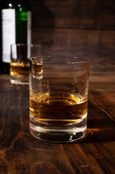 Verres de whisky single malt écossais fort servis sur une table en bois sombre dans un vieux pub, goûts d'Écosse - Photo, image