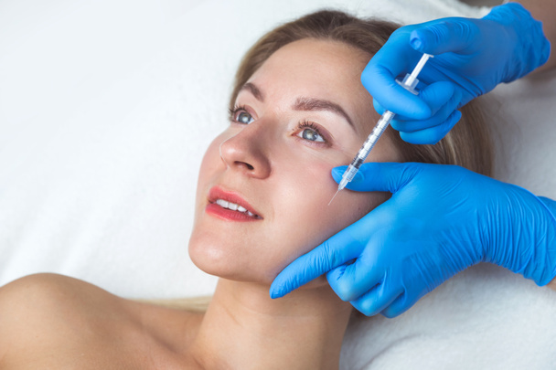 Омолаживающая процедура для уплотнения и разглаживания морщин на коже лица - Фото, изображение