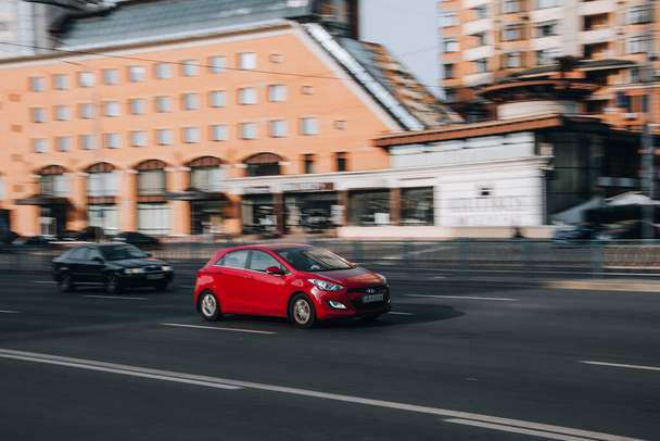 Ucrania, Kiev - 16 de julio de 2021: Red Hyundai i30 coche en movimiento en la calle.  - Foto, imagen