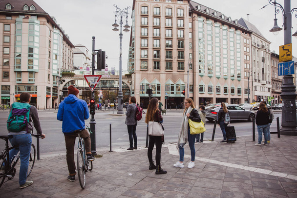 БУДАПЕСТ, ХАНГАРИЯ - 13 марта 2015 года: улица центральной части Будапешта с кафе и магазинами - Фото, изображение