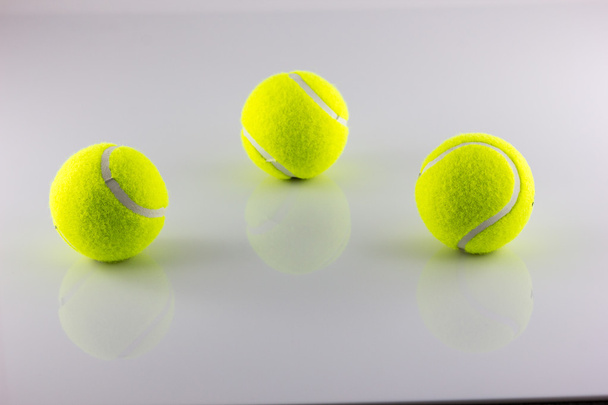 Pelotas de tenis aisladas
 - Foto, Imagen