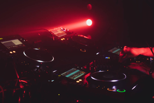A high angle shot of sound equipment in darkness with red spotlight - Foto, Imagem