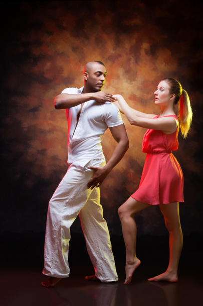 Молодая пара танцует Карибскую сальсу - Фото, изображение