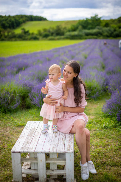 Äiti pikku tyttärensä kanssa laventelitaustalla, Tsekin tasavalta - Valokuva, kuva