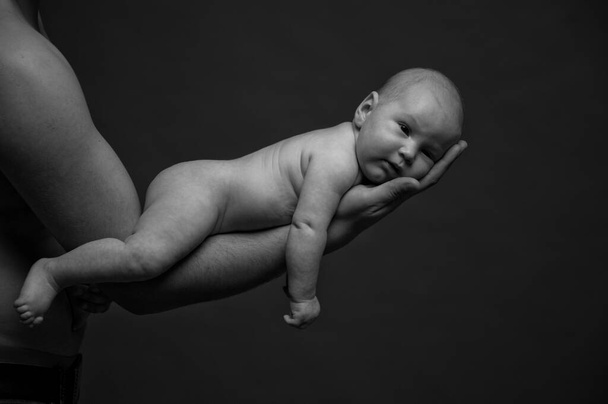 bebé en la mano fuerte del padre - Foto, Imagen