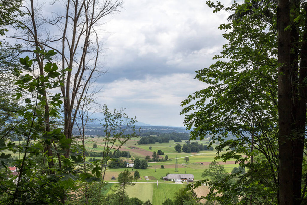 Panorama na pláních Gorenjska carniola, ve vykrvácených, slovenia, s poli, zemědělské půdy a farmy. Je to horká oblast slovinského zemědělství a alpského venkovského průmyslu. - Fotografie, Obrázek