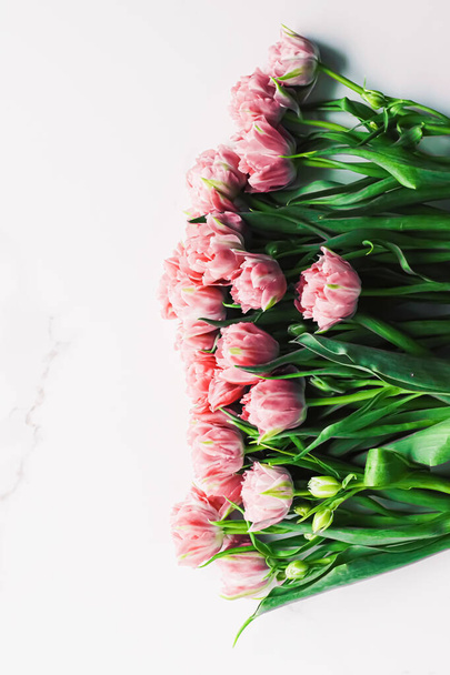 Spring flowers on marble background as holiday gift, greeting card and floral flatlay - Fotoğraf, Görsel