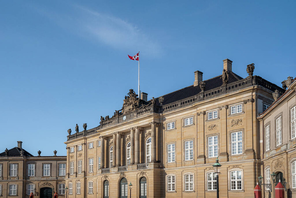 Palácio de Amalienborg - Palácio de Frederico VIII com Bandeira do Príncipe Herdeiro da Dinamarca, residência oficial do Príncipe Herdeiro Frederico - Copenhaga, Dinamarca - Foto, Imagem