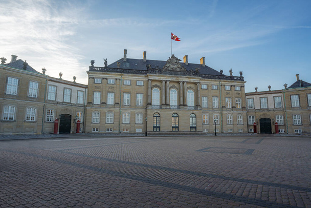 Paleis Amalienborg - Christian VIII 's Palace met het Koninklijk Huis Standaard - Kopenhagen, Denemarken - Foto, afbeelding