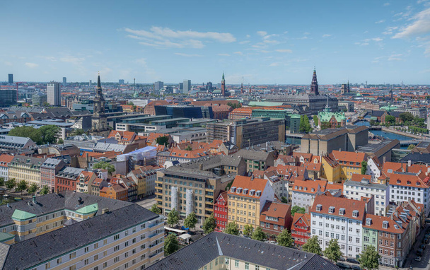 Luftaufnahme der Stadt Kopenhagen mit Schloss Christiansborg und Rathaustürmen - Kopenhagen, Dänemark - Foto, Bild