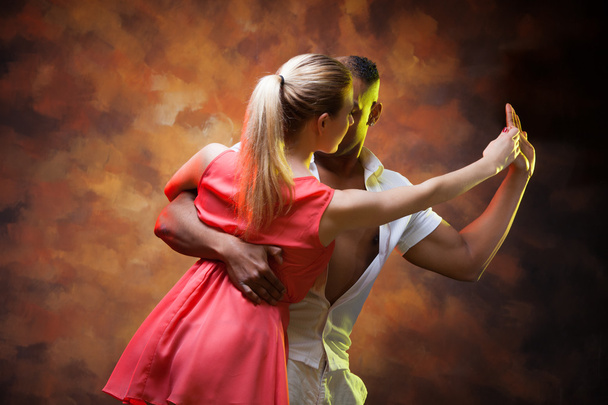 Młoda para tańczy Karaiby Salsa - Zdjęcie, obraz