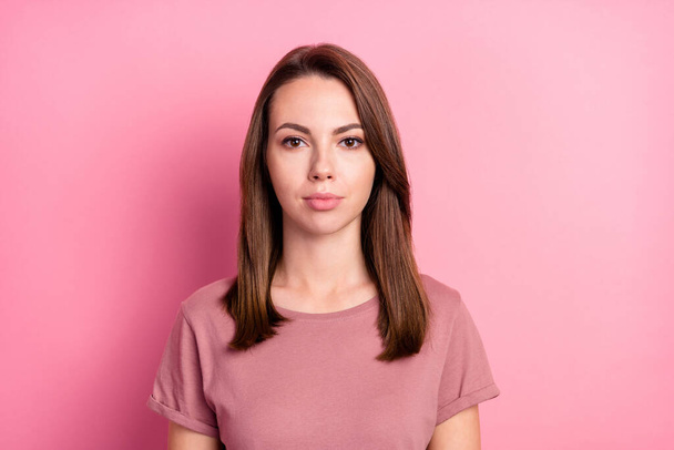 Foto de mujer atractiva joven seria confiado desgaste casual camiseta aislada sobre fondo de color rosa - Foto, Imagen