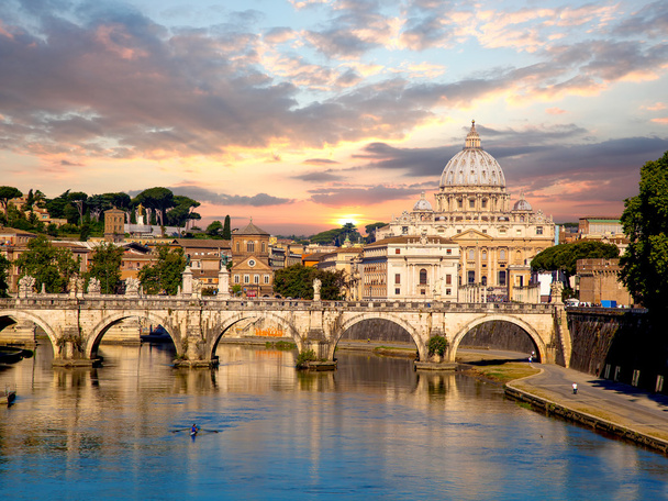 バシリカ ・ ディ ・ サン ・ ピエトロ バチカン市国、ローマ、イタリアの橋と - 写真・画像