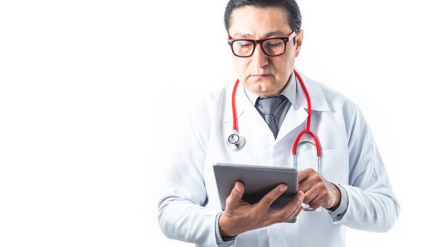 Vor dem Arzt in Kittel, Stethoskop und Krawatte, die Informationen oder Diagnosen auf einem Tablet auf weißem Hintergrund überprüft. Medizin und Technologiekonzept. Guter Kopierraum - Foto, Bild