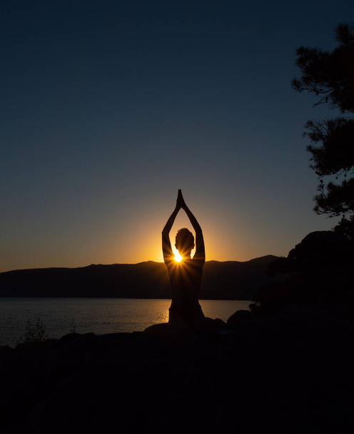 Serenity ja jooga harjoitellaan hämärässä auringonlaskun aikaa, meditaatio - Valokuva, kuva