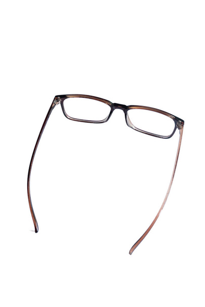 Kahverengi kare gözlükler beyaz arka planda izole edilmiş. Fiberglas cam kutu. - Fotoğraf, Görsel