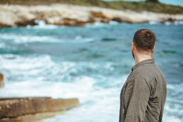 Молодой человек в солнечных очках с портретом бороды на берегу моря. летний отдых - Фото, изображение
