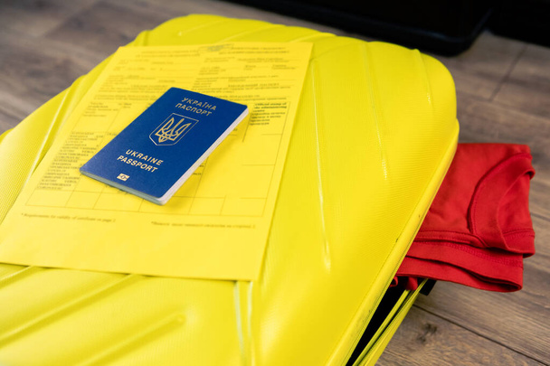ウクライナの夏の旅行の準備ができているものと袋でのパスポートの予防接種をcovid - 写真・画像